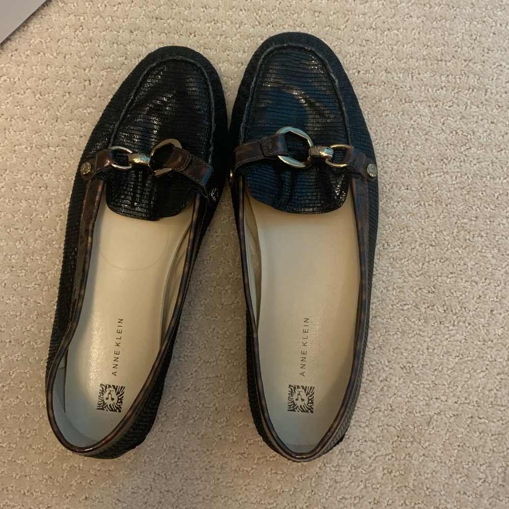 Anne Klein black/tortoise buckle driving loafers